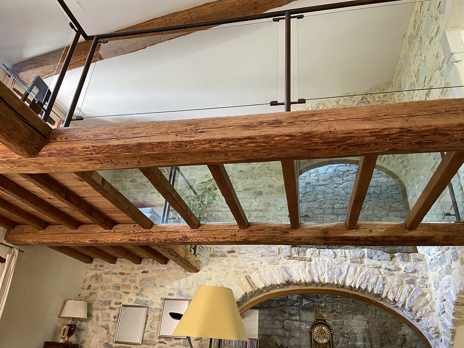 Mezzanine — Vieux bois & verre.