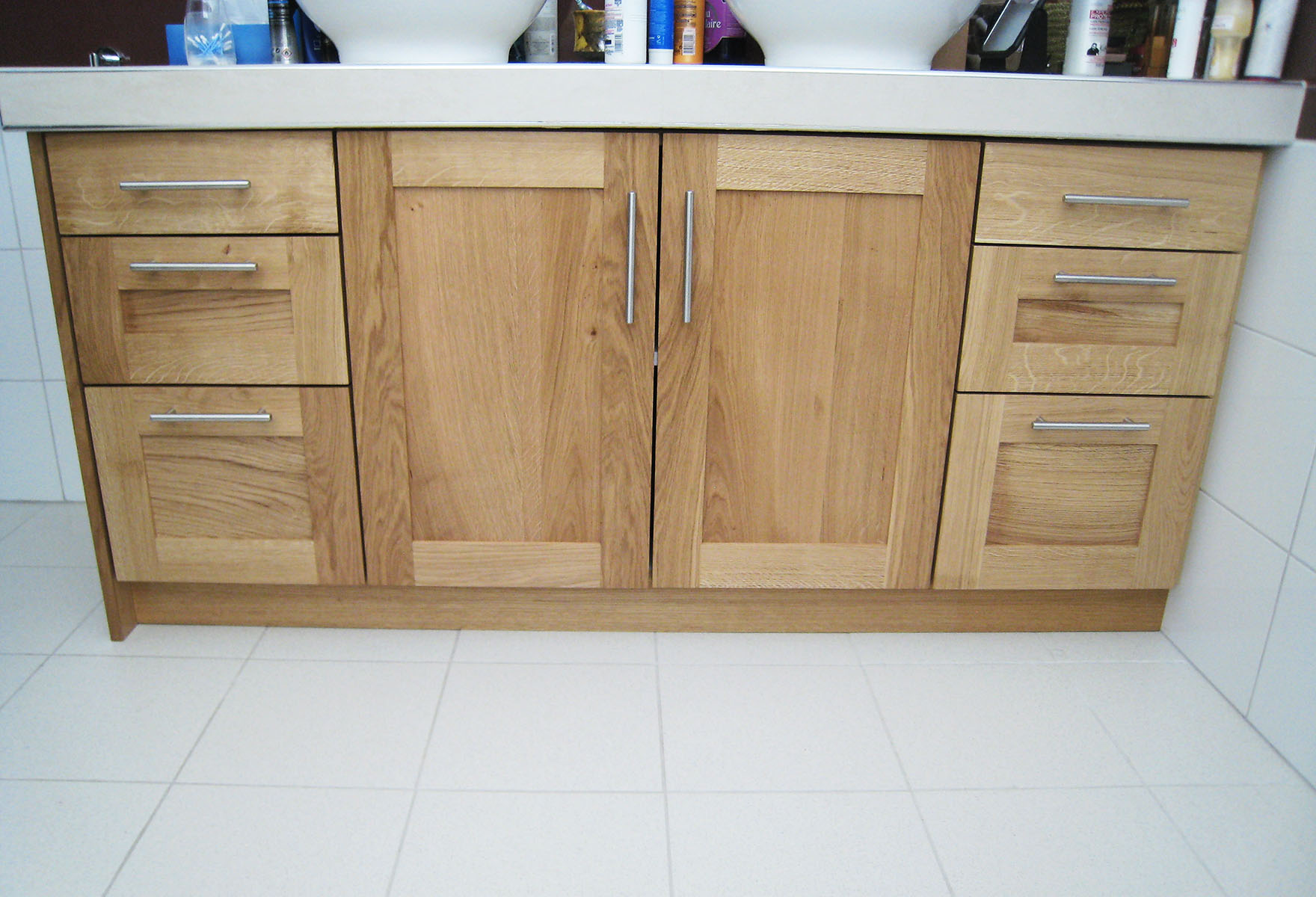 Meuble — Chêne, vernis.
Poignée — Tube inox brossé.