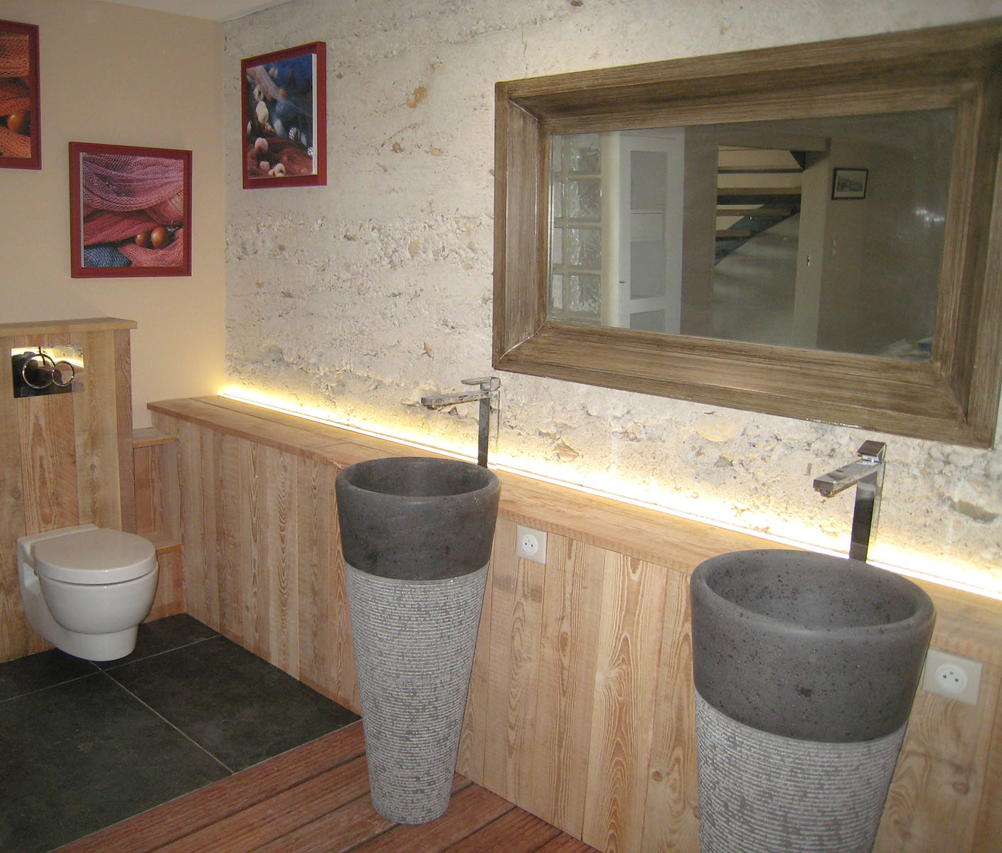 Habillage — Mélèze de pays verni.
Revétement de sol — Lame de terrasse bois éxotique.