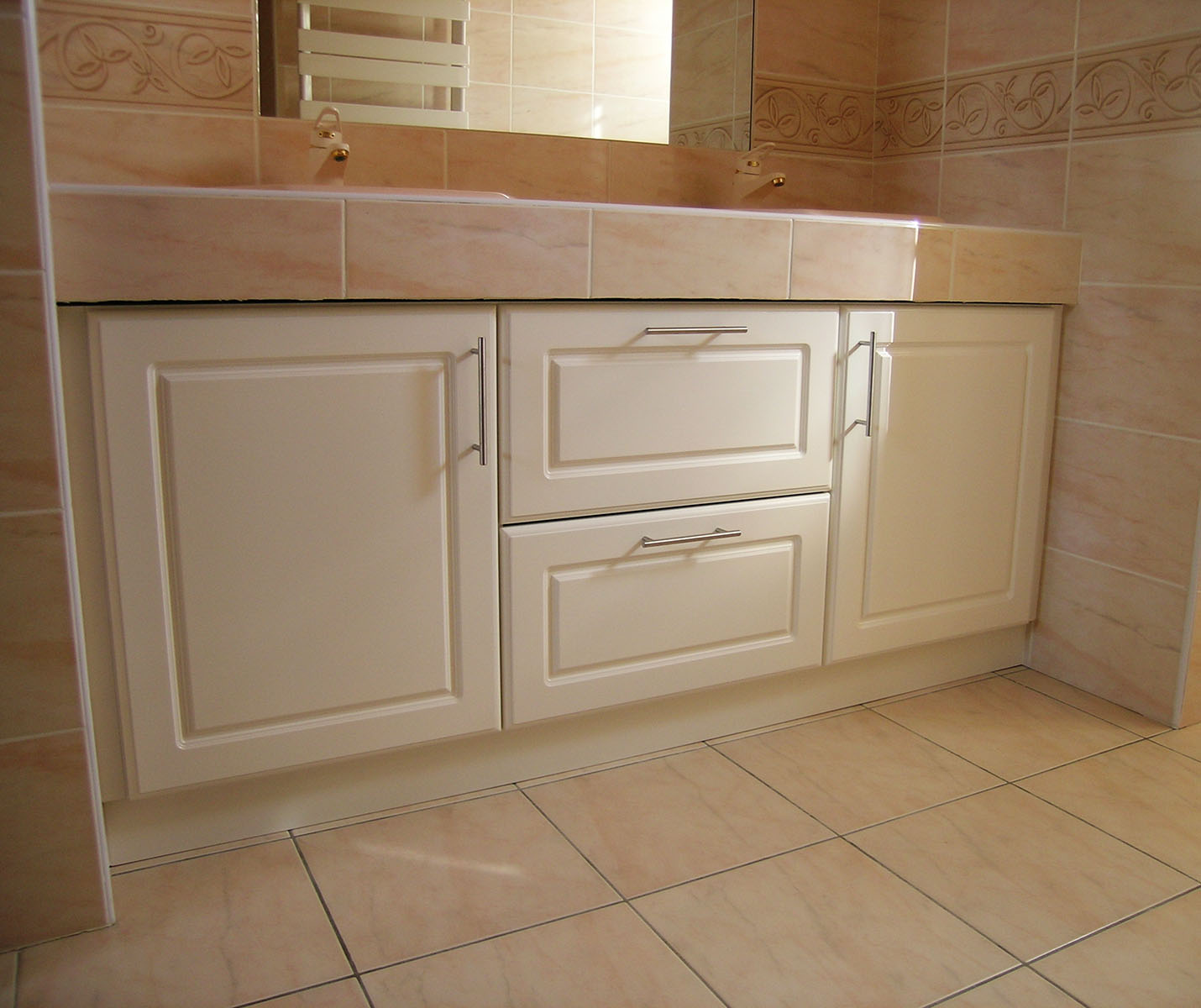 Façades — Medium laqué blanc.
poignées — Inox brossé.