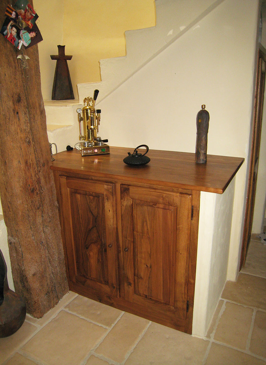 Plateau — Noyer teinté verni.
Façade — Noyer teinté verni.