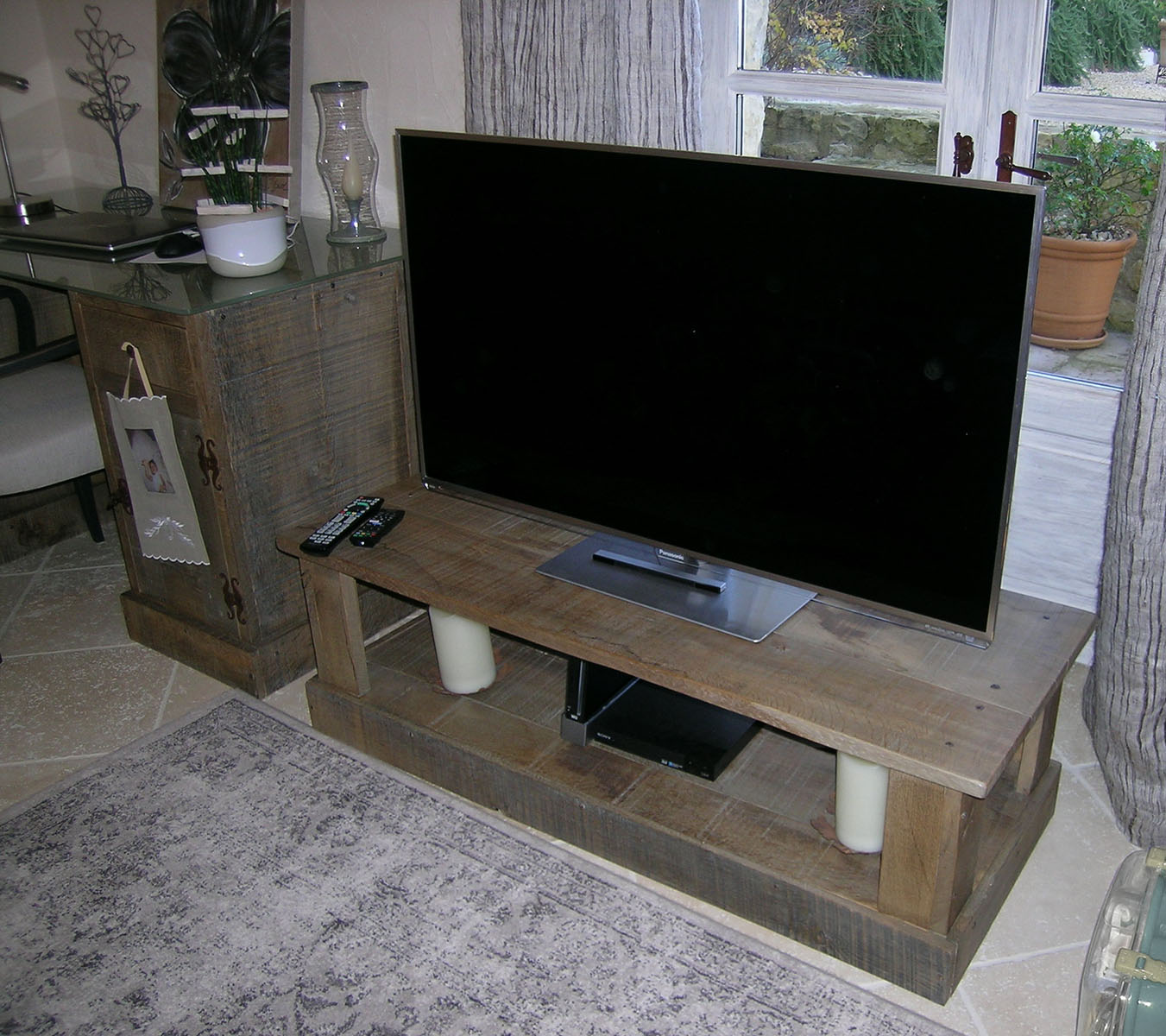 Meuble — Chêne vielli, férrures rustiques.
+ Produit — Roulettes invisibles.