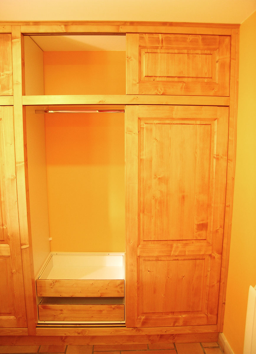 Façade — Epicéa, teinté vernis.
Accessoires — Tringle et tiroir à chaussures.