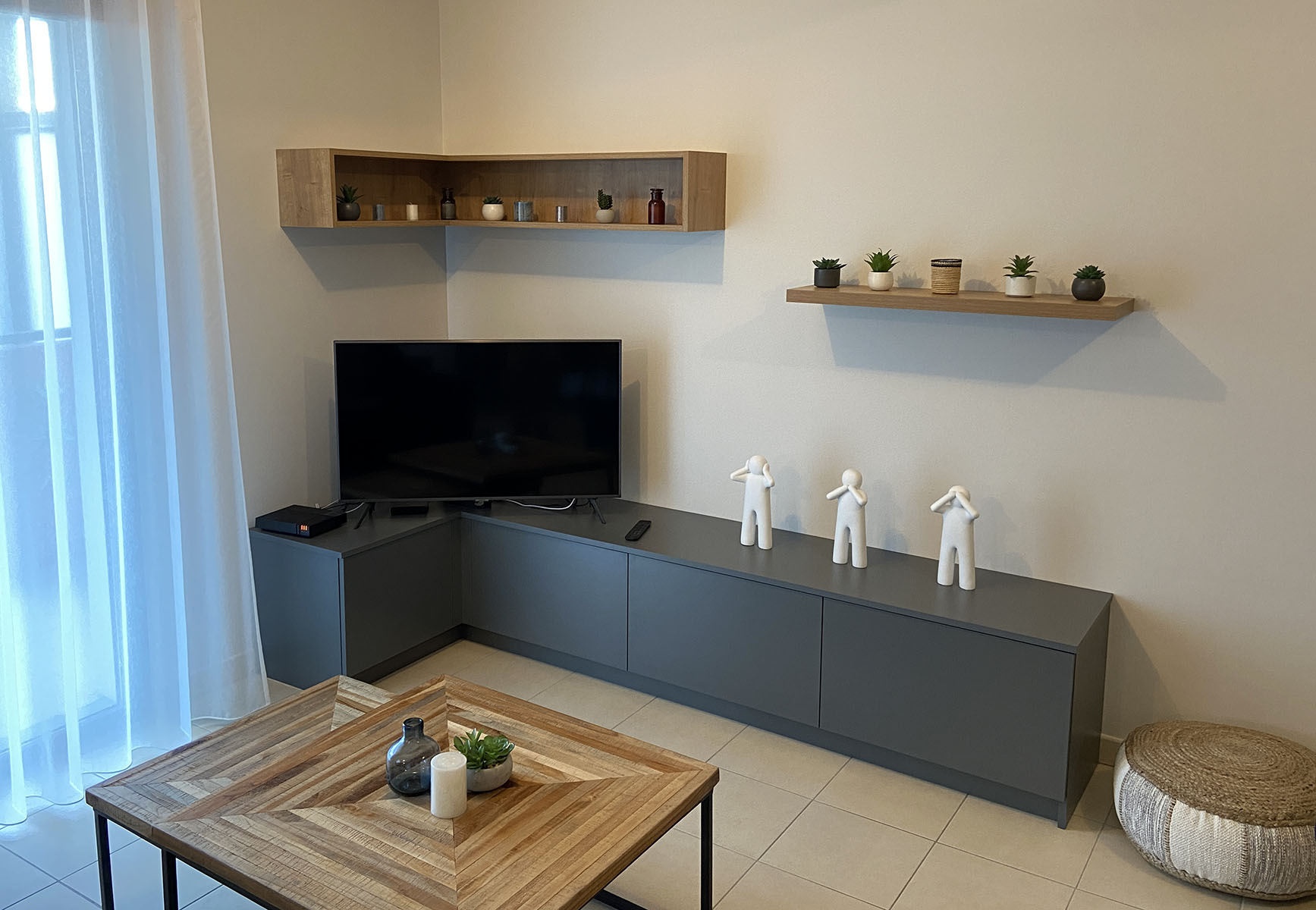 Meuble TV — Décor gris acier.
Etagères — Chêne Hamilton.