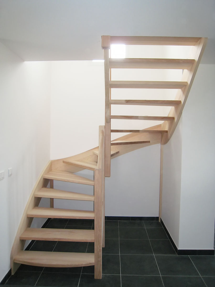 Escalier — Frêne vernis.