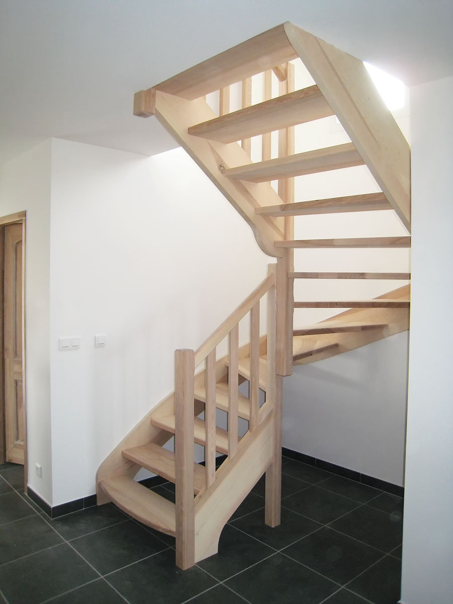 Escalier — Frêne vernis.