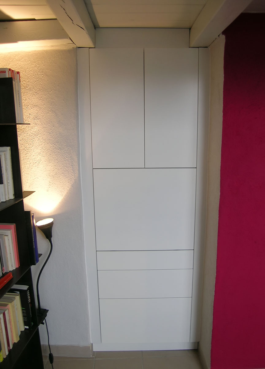 Aménagement — Tablette abattante, portes et tiroirs de rangement.
Façades — Médium laqué blanc.
Ouverture — Tip-on (sans poignée).