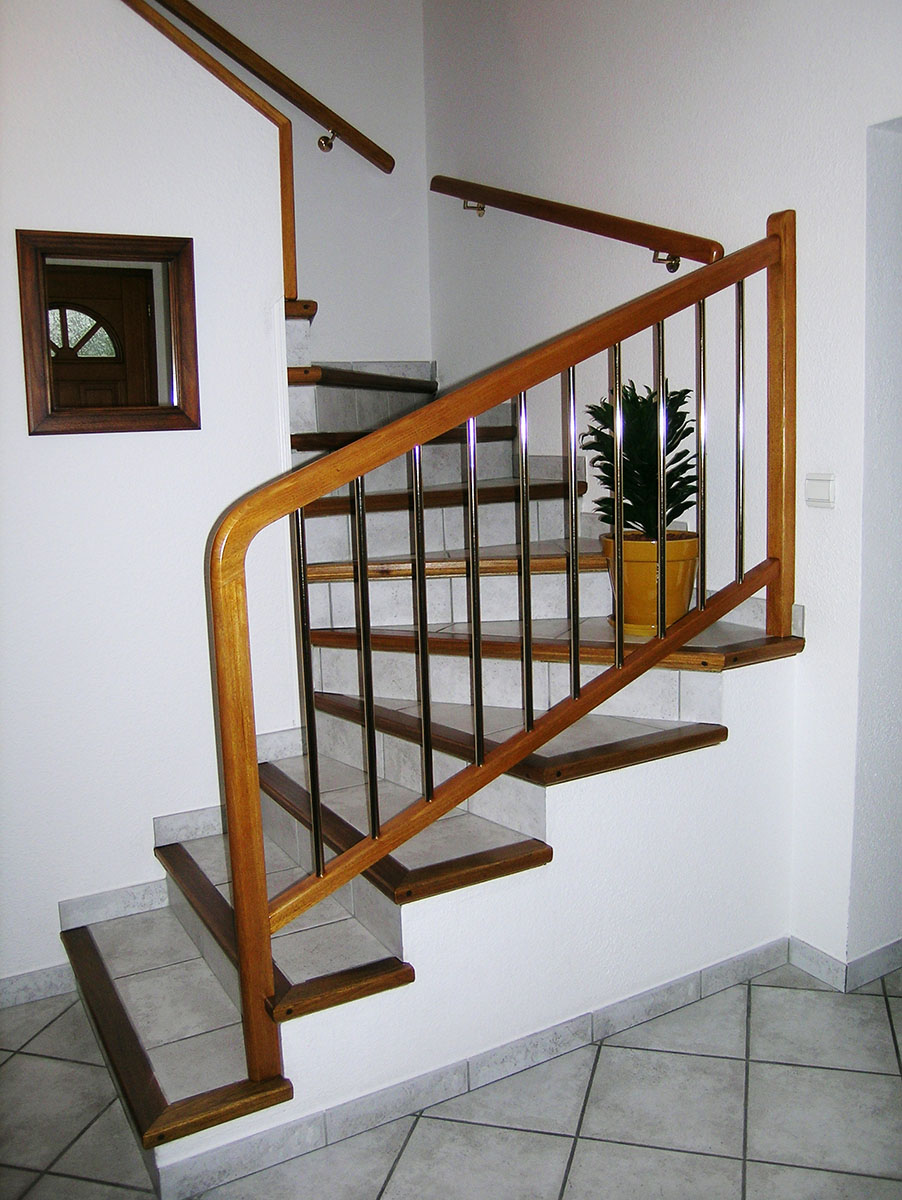 Garde corps — Merisier teinté vernis, tube métal chromé.