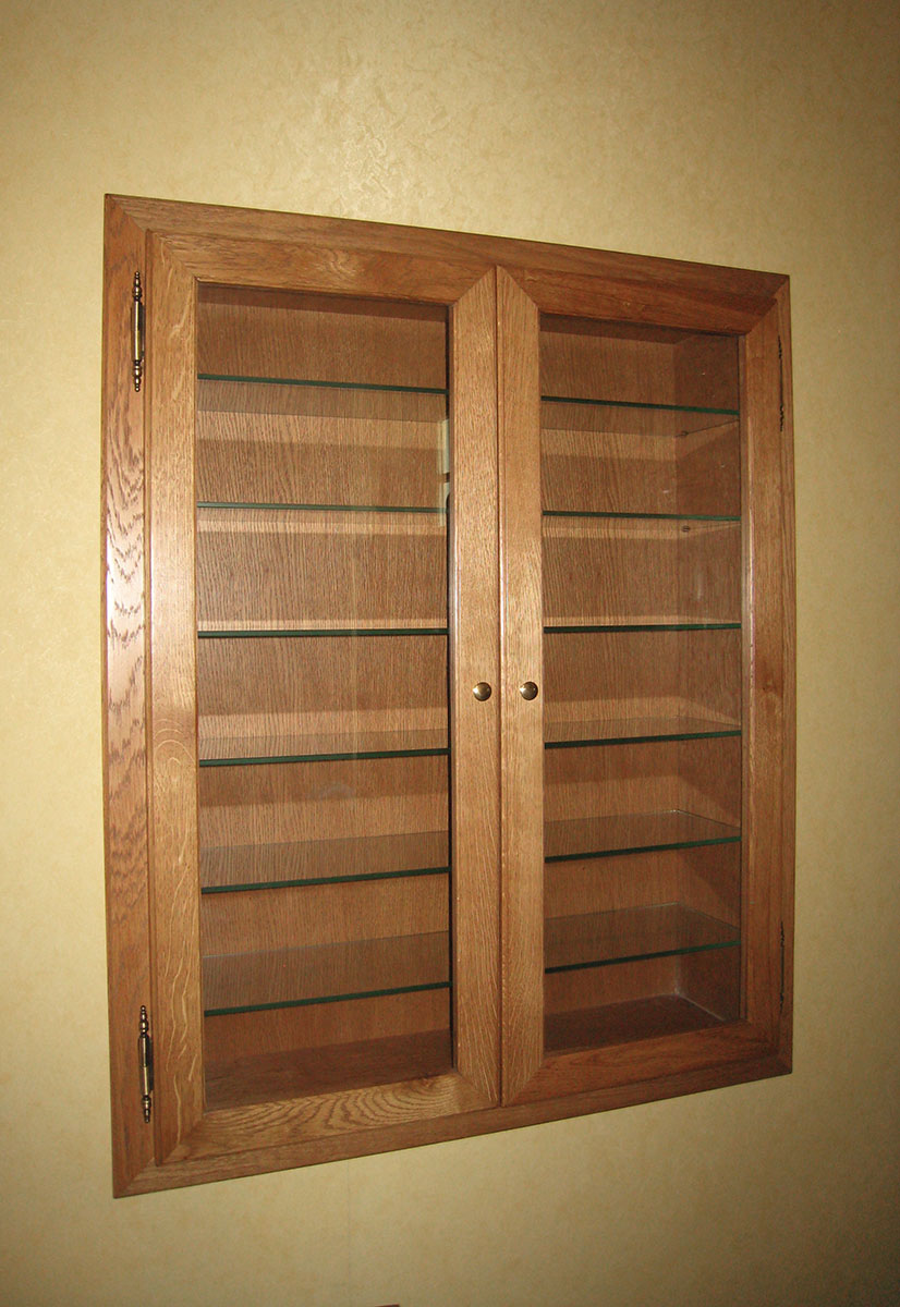 Ensemble — Chêne verni.
Etagère — Verre.
Poignées — Bouton lentille laiton.