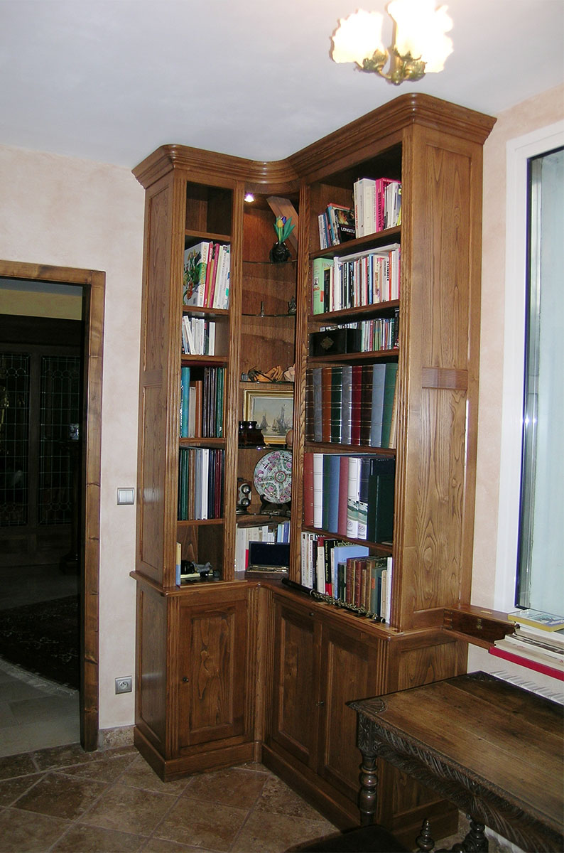 Meuble — Châtaignier teinté vernis.
Accessoire — Tablette en verre, éclairage intégré.