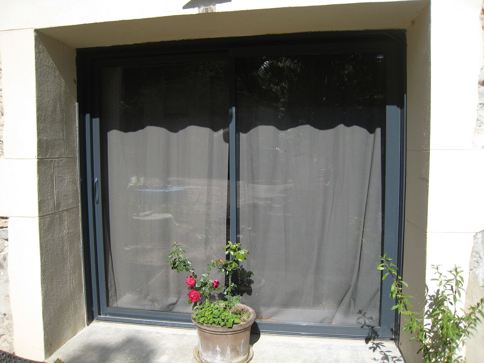 Menuiserie — Aluminium gris anthracite.