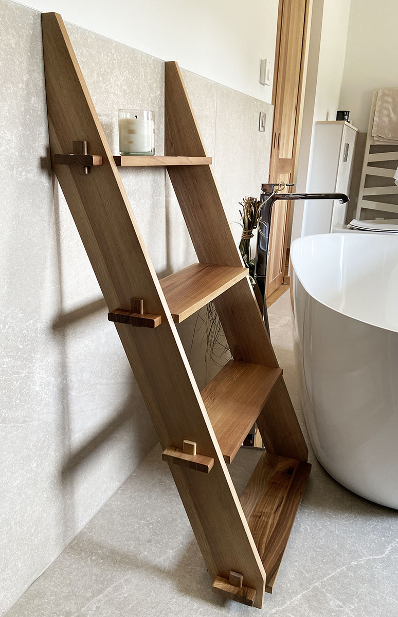 Échelle — Noyer massif
Fintion — vernis Mat.