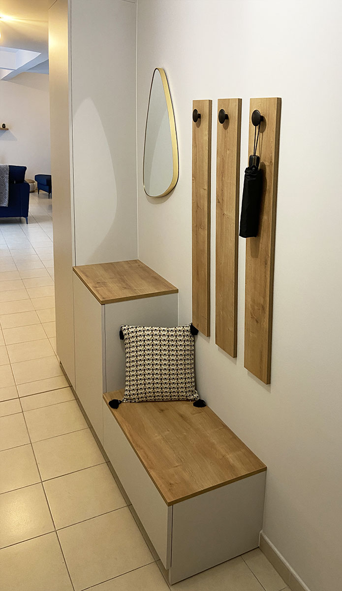 Meuble entrée — Décor gris Paloma.
Partère murale et plateau — Chêne Hamilton.