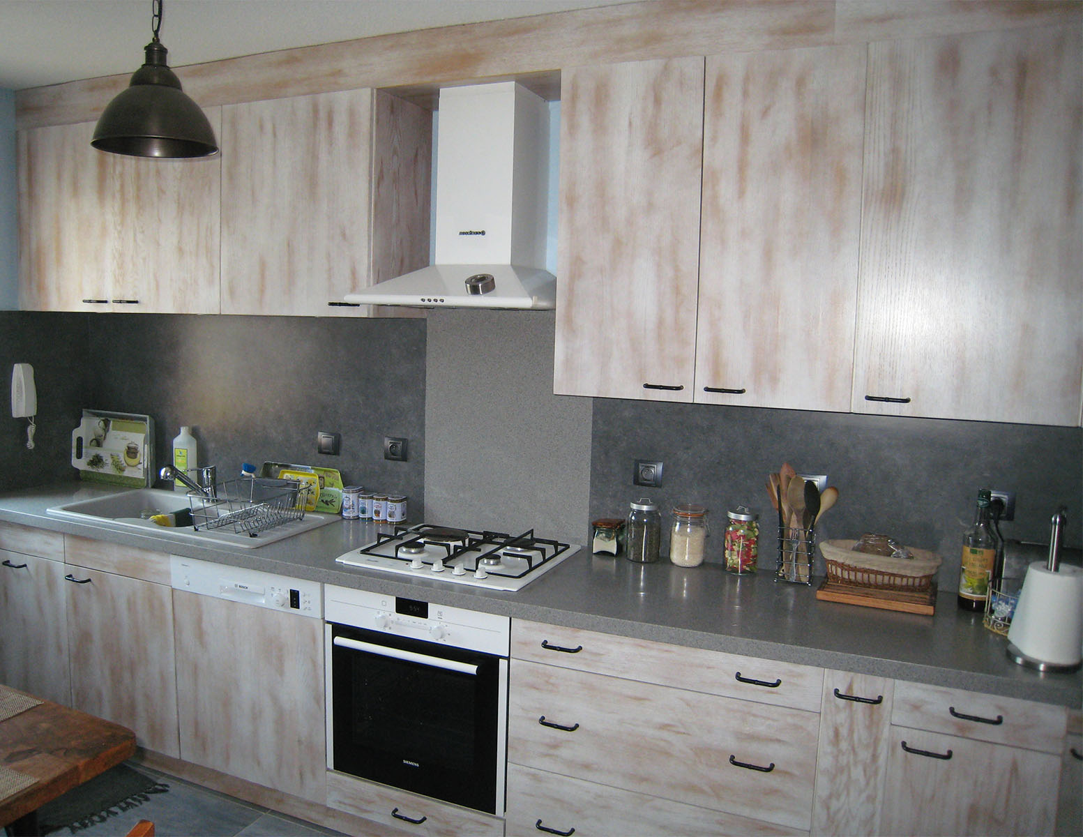 Façade — Laté laqué blanc cérusé.
Plan de travail et crédence — Résine V-Korr décors silver mist.
Electroménager — Four, plaque de cuisson, hotte, lave-vaisselle.