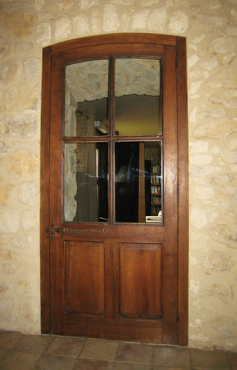 Porte — Noyer teinté, verni.