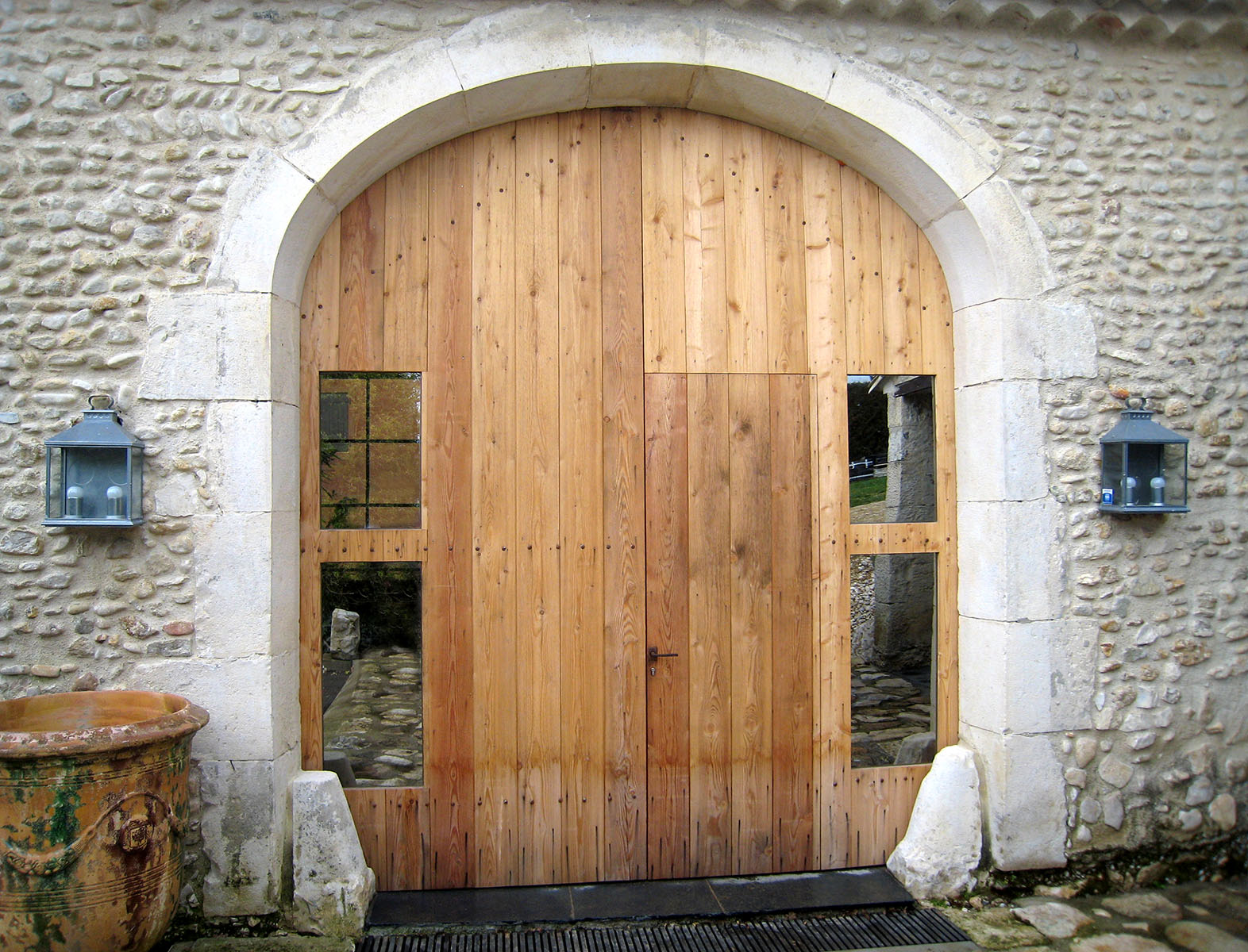 Portail — Mélèze de pays.
Porte intégrée — Mélèze de pays.
Vitrage — Verres sécurit sans teint.