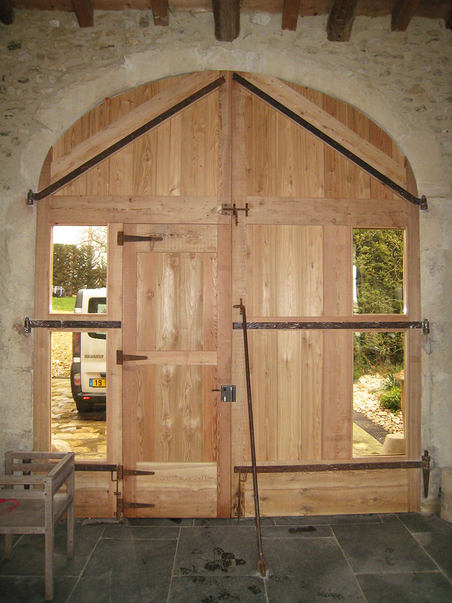 Portail — Mélèze de pays.
Porte intégrée — Mélèze de pays.
Vitrage — Verres sécurit sans teint.