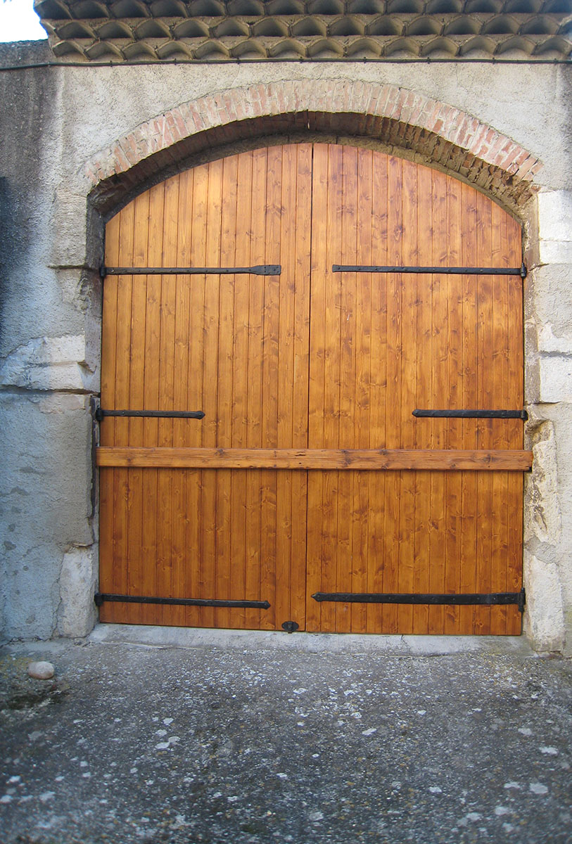 Portail — Trois-plis épicéa lasuré.