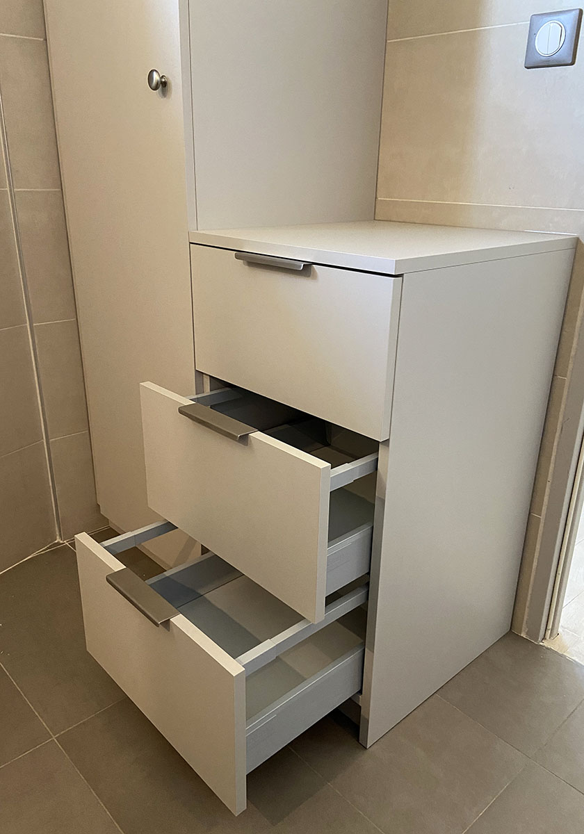 Meuble — Salle de bain, gris cachemire.
Poignée —  Inox brossé.
Blum® — Qualité, fiabilité, fermeture amortie.