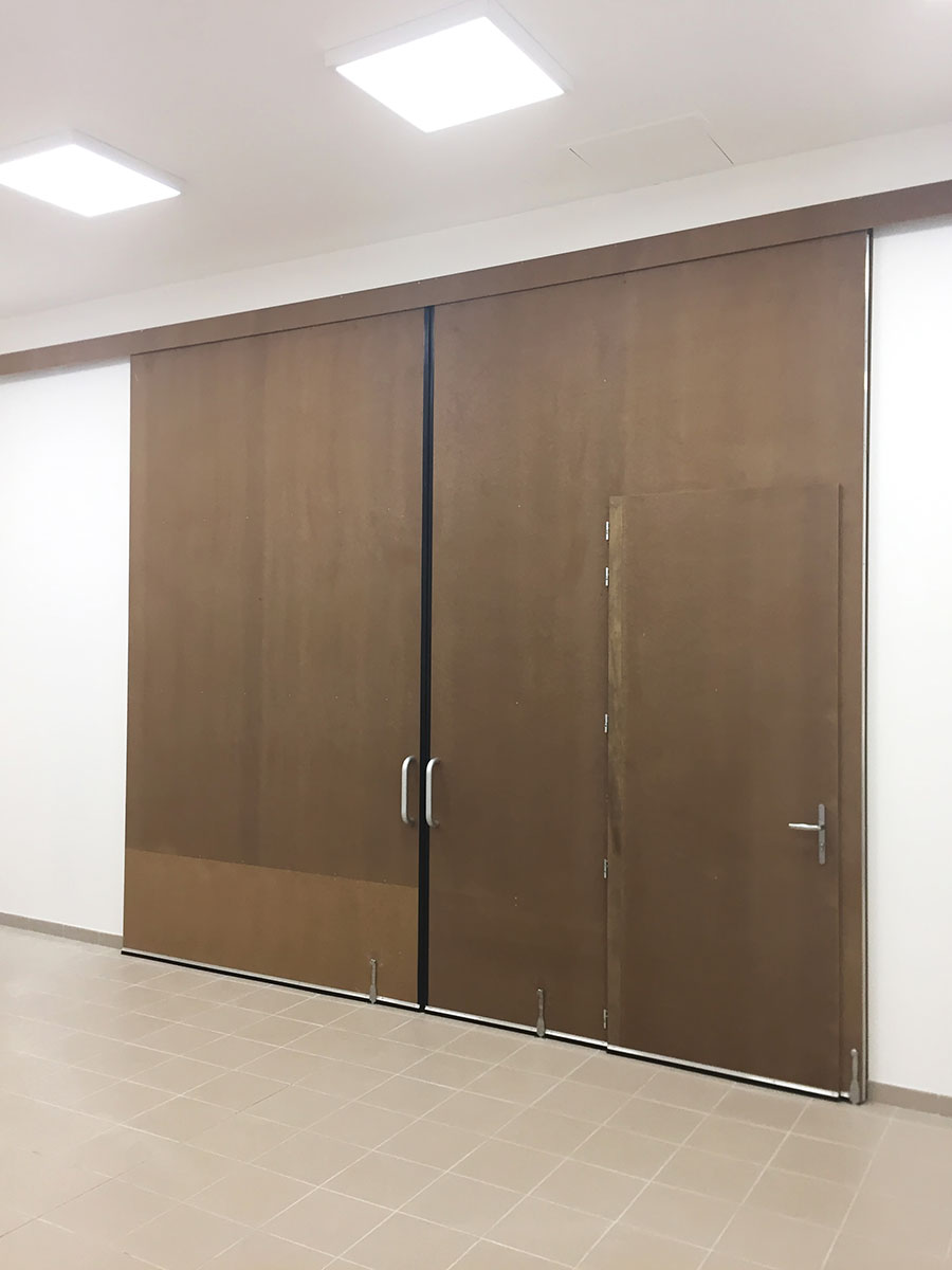 Panneau — Medium.
Interieur — Isolant phonique.
 Ouverture — Coullissante et annexe ouvrante.
+ Produit — Profil anti-pince doigts.