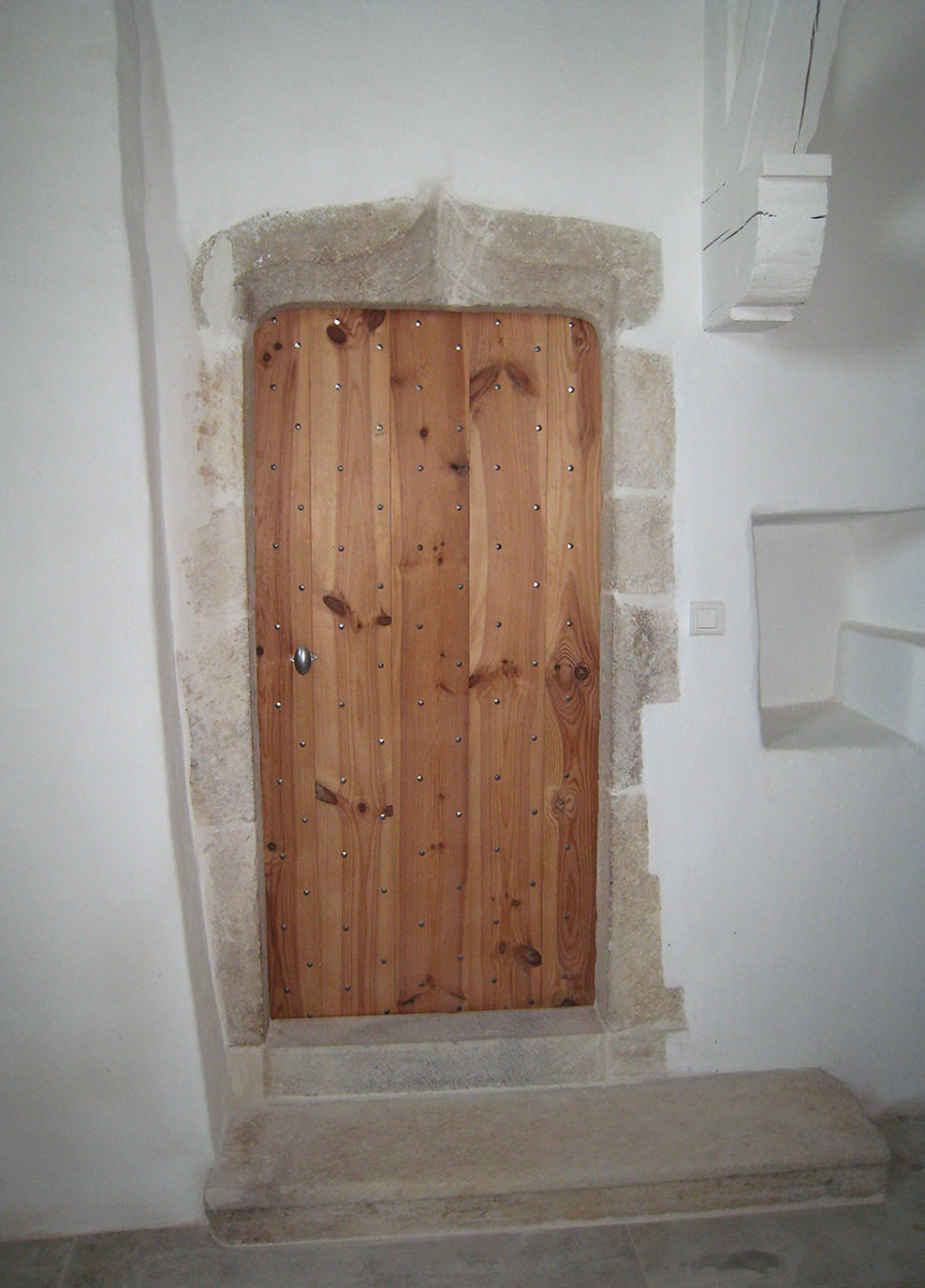 Porte — Pin.
Ferrures — Clous retournés à l'ancienne.