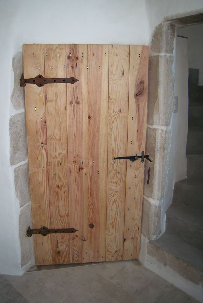 Porte — Pin.
Ferrures — Clous retournés à l'ancienne.