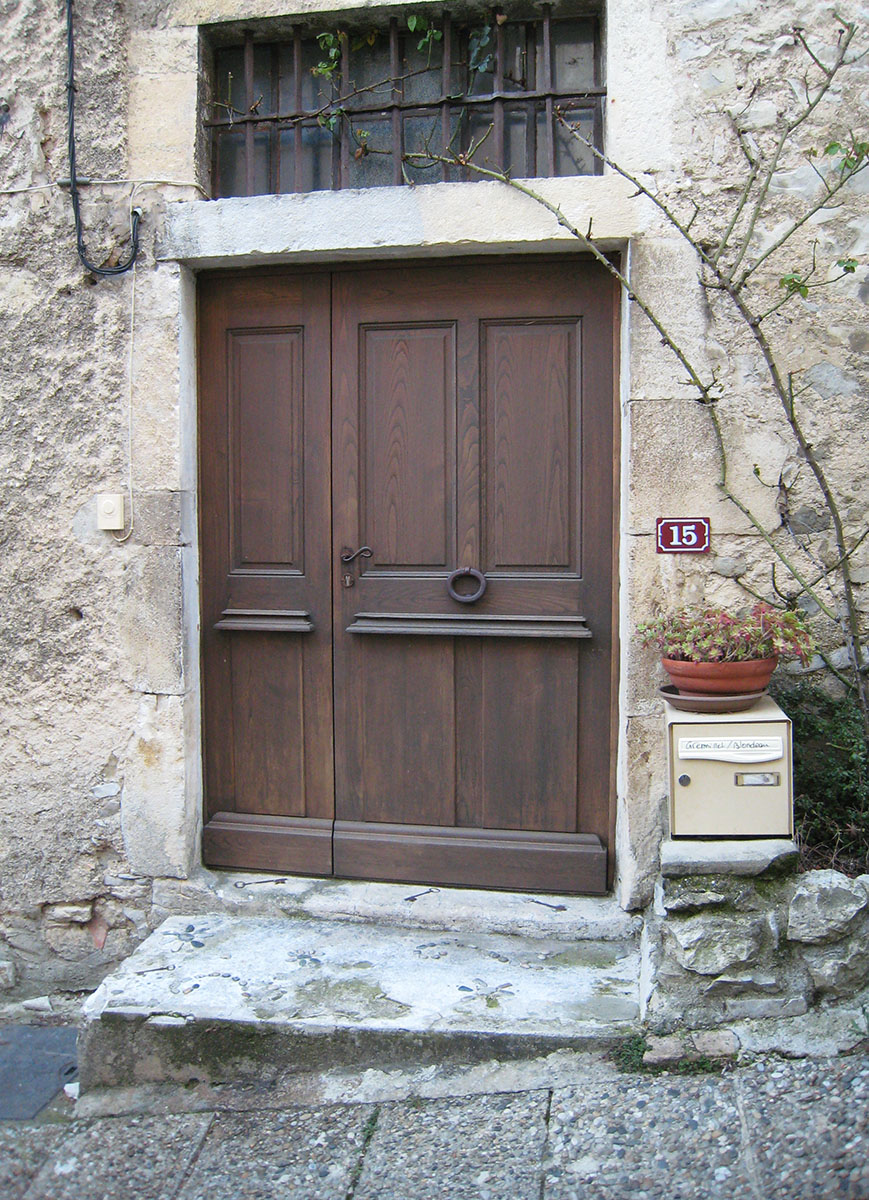 Porte — Châtaigner teinté, lasuré.
Ferrure — Heurtoir à l'ancienne.