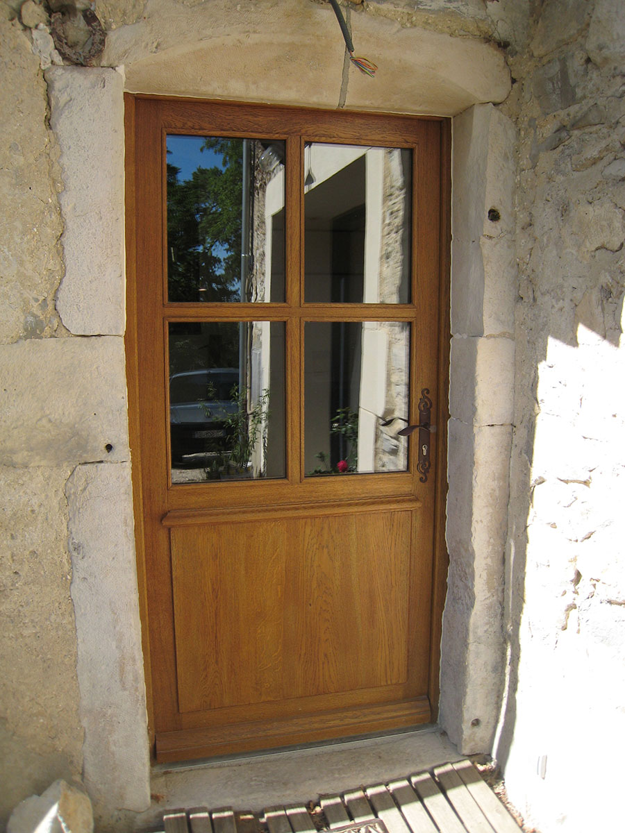 Porte — Chêne teinté lasuré.