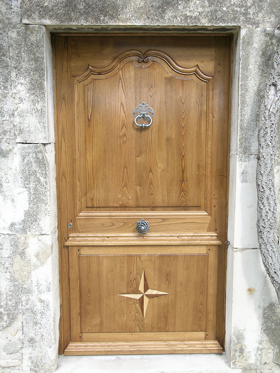 Porte — Châtaigner.
Ferrures — Poignée et heurtoir traditionnels