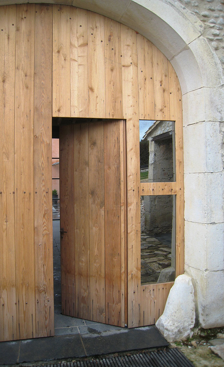 Portail — Mélèze de pays.
Porte intégrée — Mélèze de pays.
Vitrage — Verres sécurit sans teint.