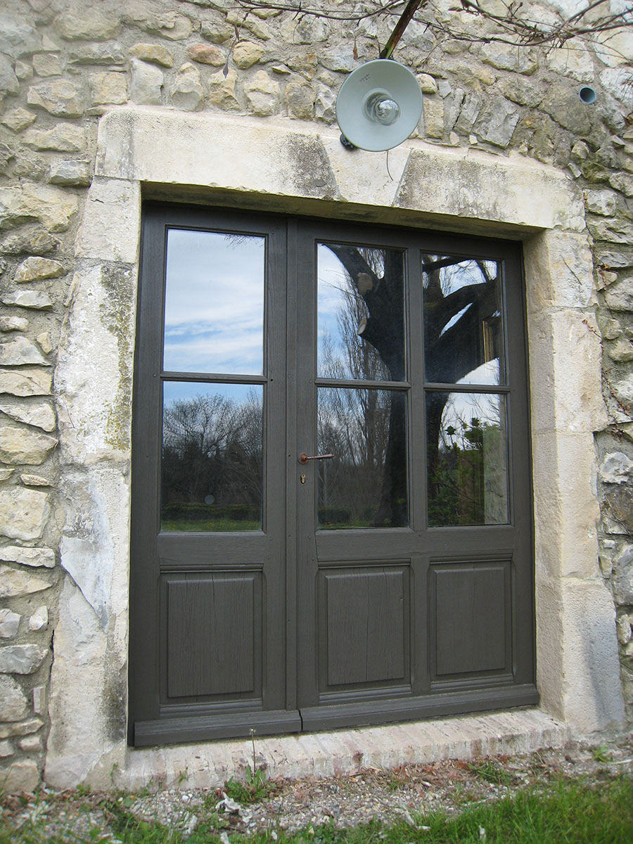 Porte — Châtaigner peint.