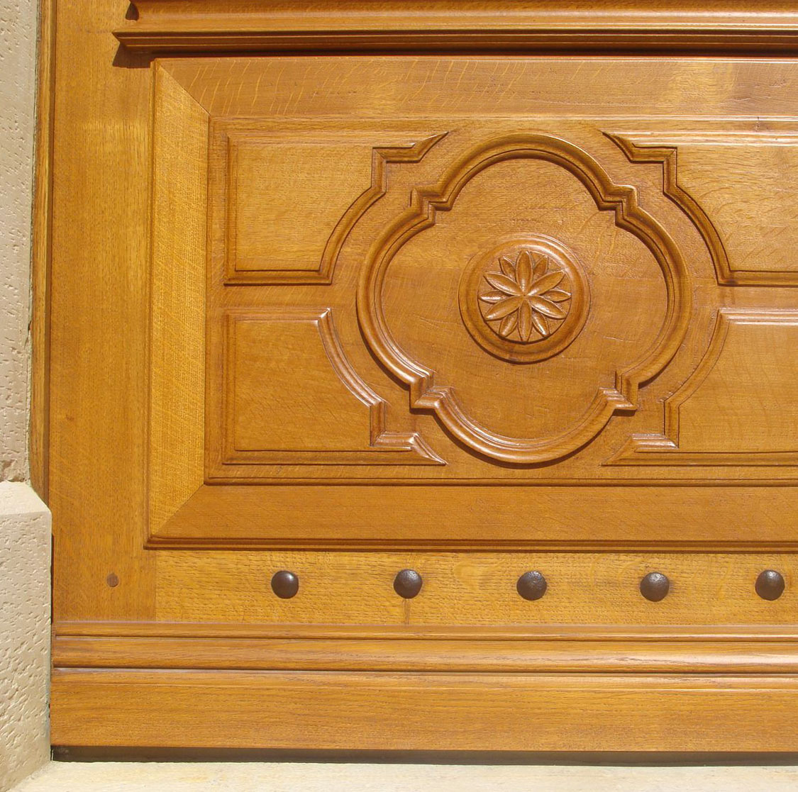 Porte — Chêne lasuré.
Fabrication traditionnelle
Ferrure— Acier viellis.