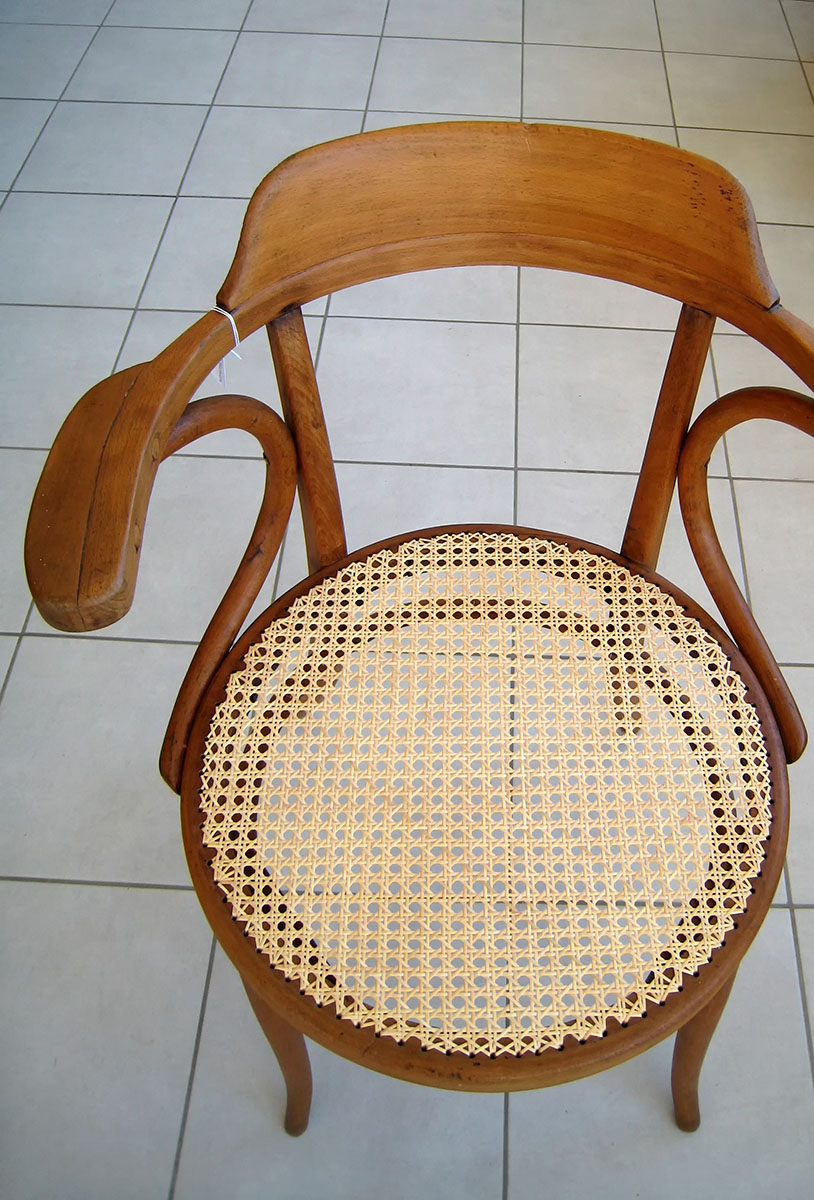 Fauteuil Thonet — Cannage traditionnel.
Restauration — Recollage.