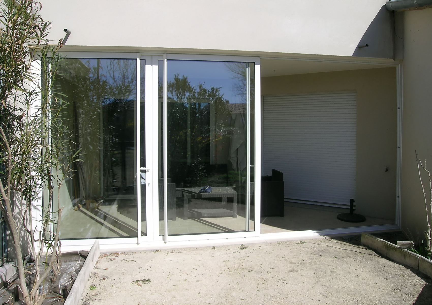 Menuiserie — Aluminium laqué blanc.