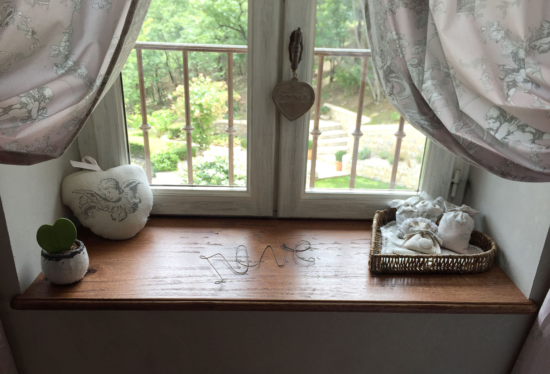 Tablette — Chêne rustique, teinté, verni.