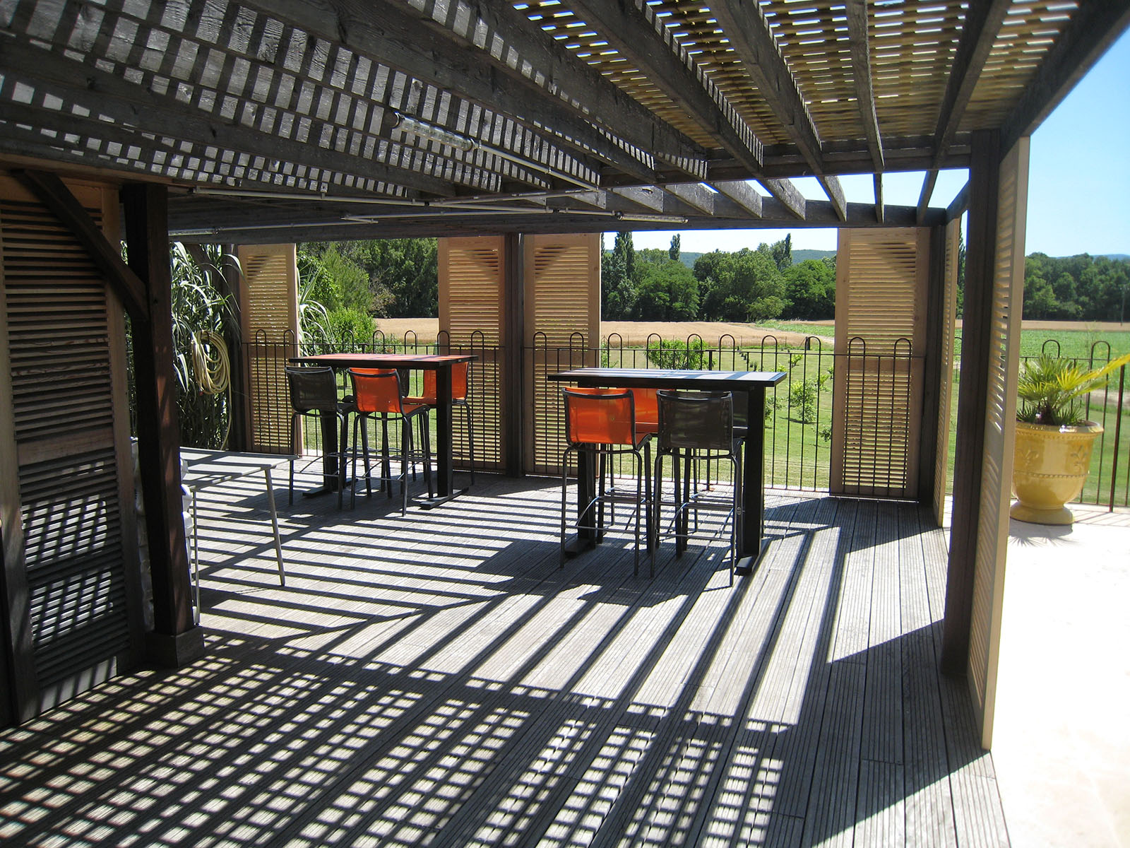 Pergola — Mélèze de pays.
Persiennes traditionnelles — Mélèze de pays.
Terrasse — Bois exotique.
