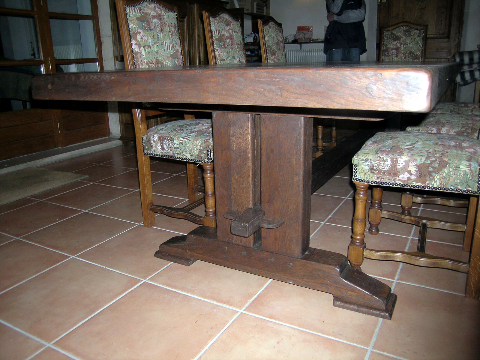 Table — Chêne teinté verni.