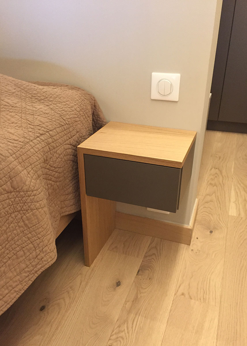 Caisson — Chêne verni.
Façade — Décor brun sépia