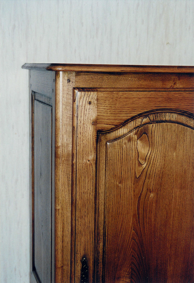 Meuble — Chêne patiné, teinté, verni.