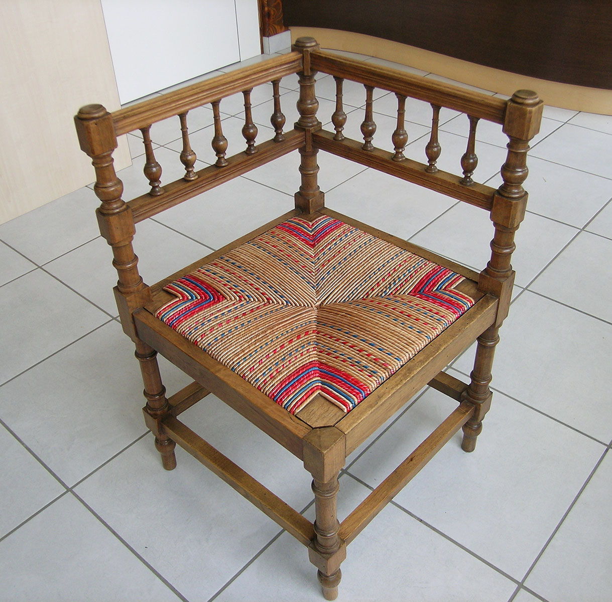 Assise — Paillage polychrome.
Restauration — Décrassage et cire.