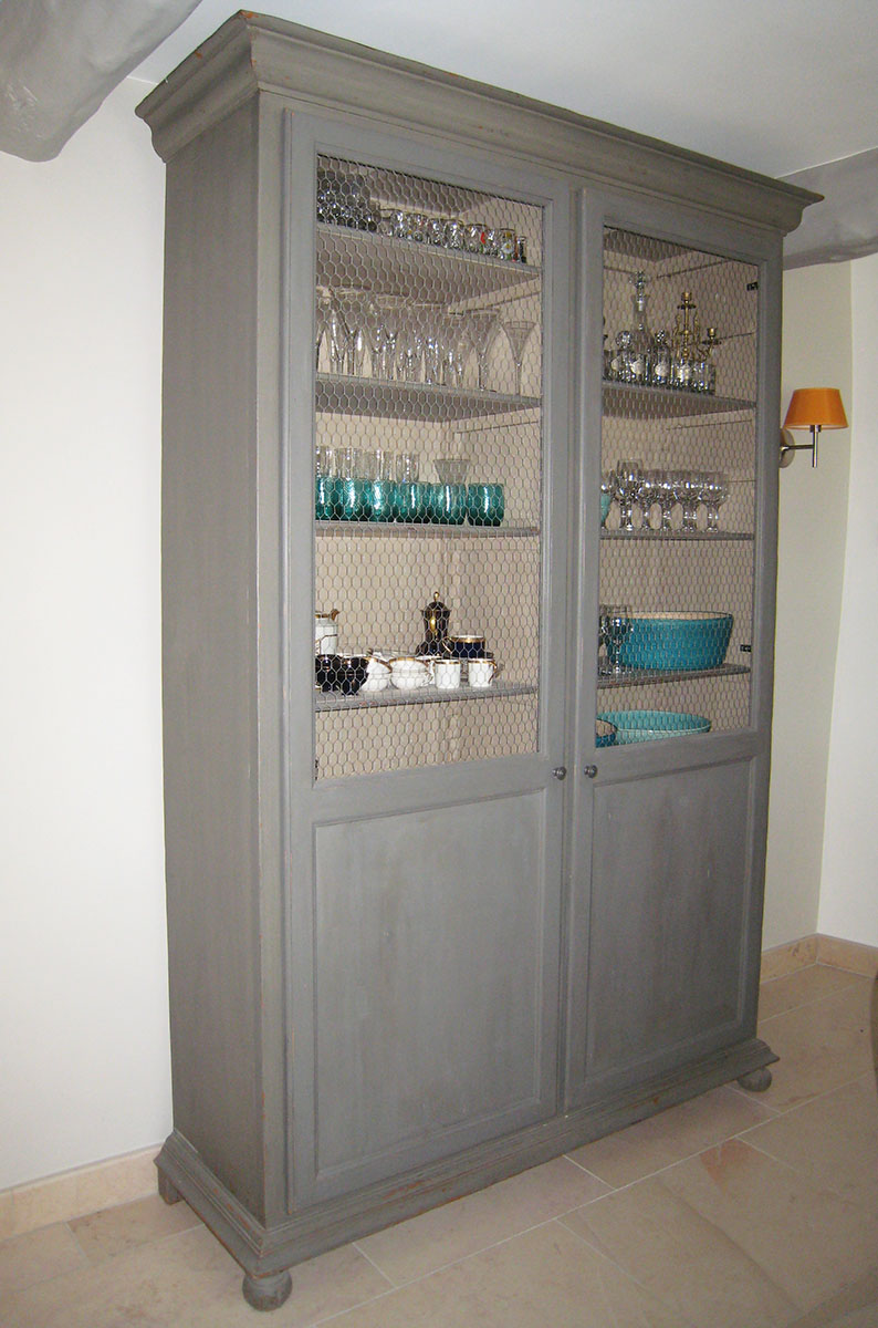 Armoire — Épicéa finition peinture patinée.