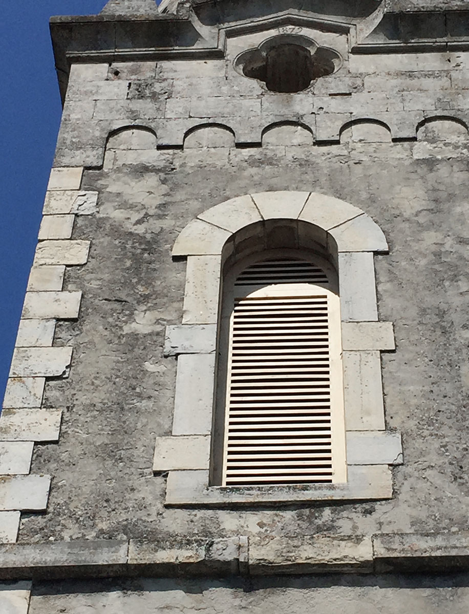 Abat sons — Persiennes traditionnelles en mélèze de pays.