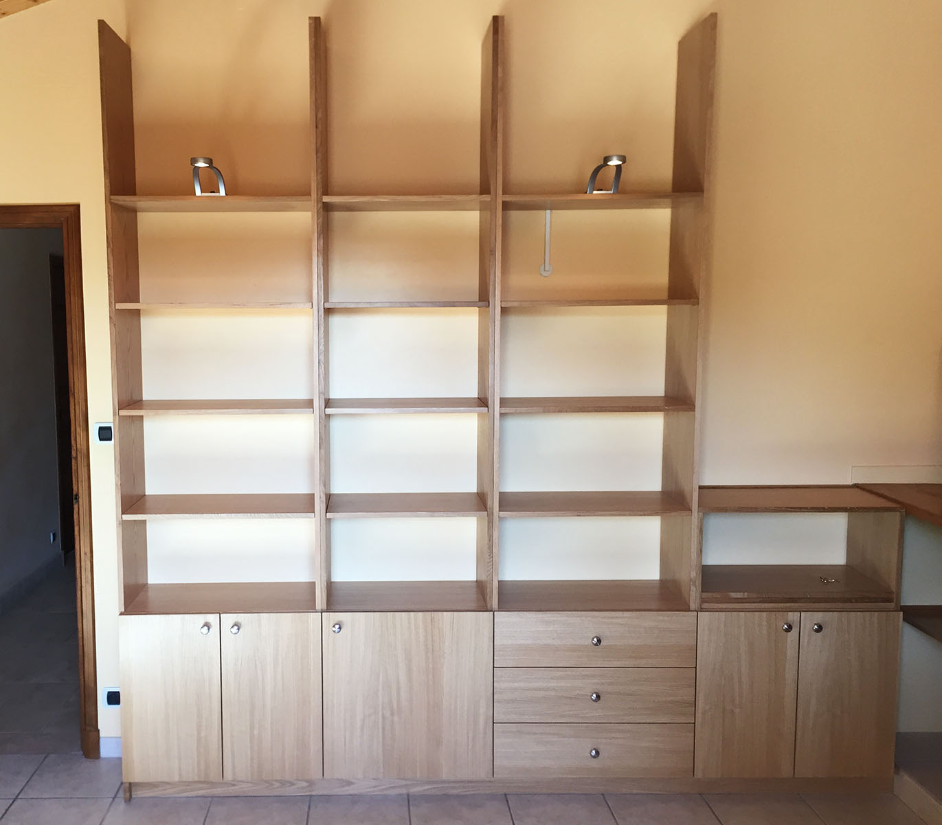 Ensemble — Latté chêne verni.
Poignées — Boutons anodisés argent.
Eclairage — Spots déportés.