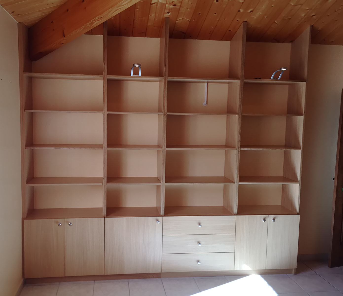 Ensemble — Latté chêne verni.
Poignées — Boutons anodisés argent.
Eclairage — Spot déportés.