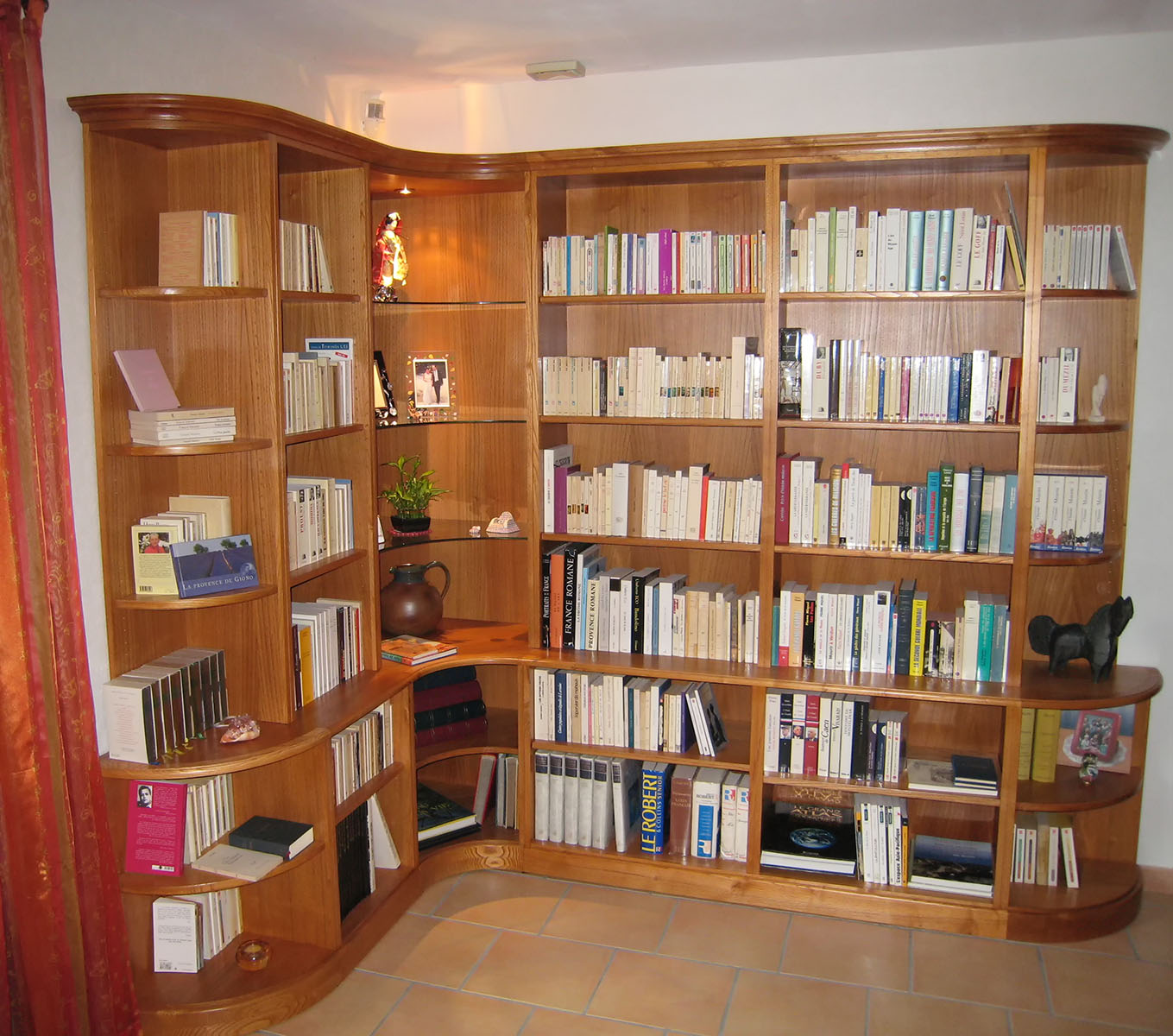 Ensemble — Châtaigner teinté, verni.
Etagères verre — Découpées sur mesure.
Eclairage — Spots intégrés.