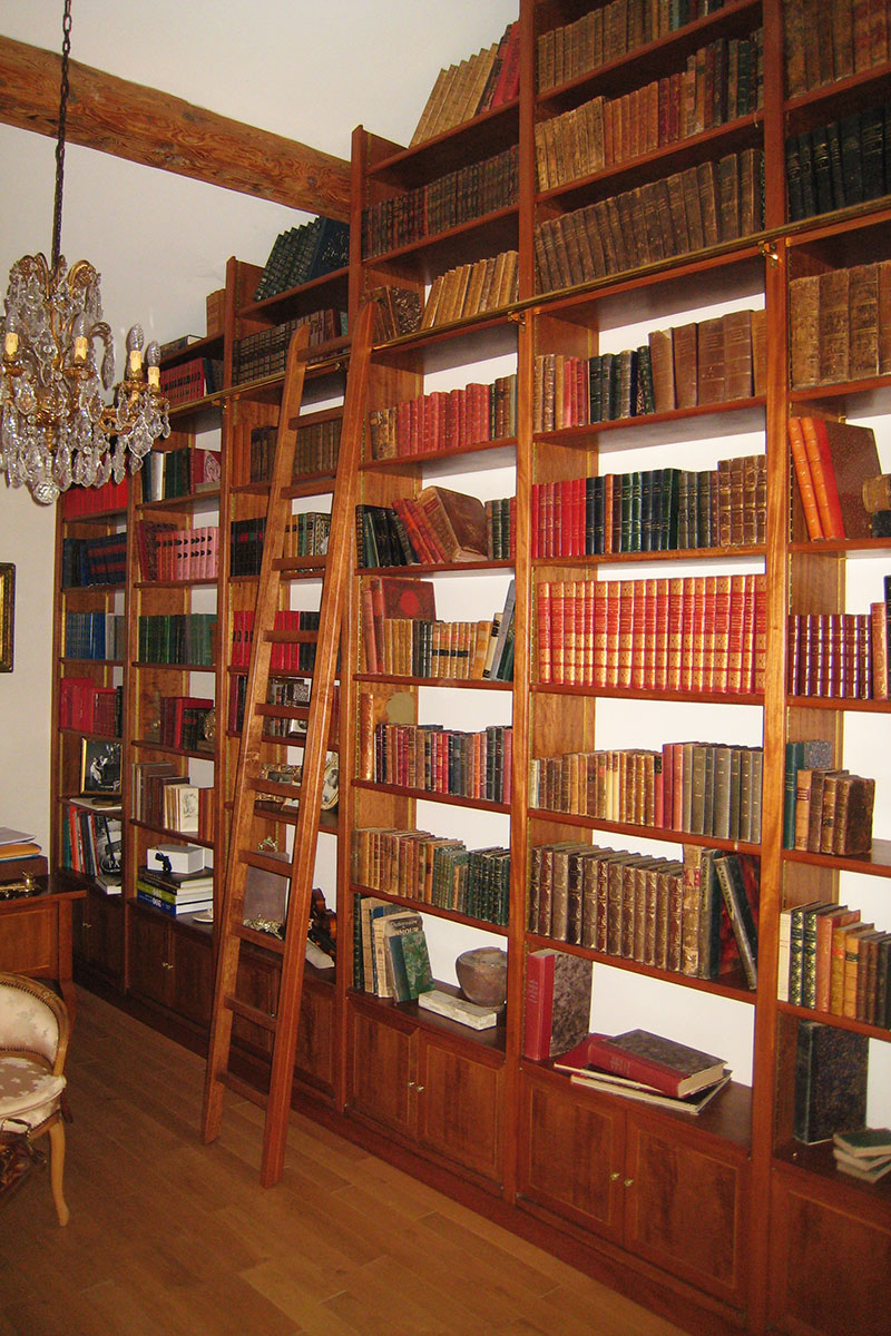 Ensemble — Aniégré teinté, verni.
Poignées — Boutons laiton.
Echelle — Aniégré teinté, verni, sur tringle laiton.
+ Fabrication — D'après le bureau existant.