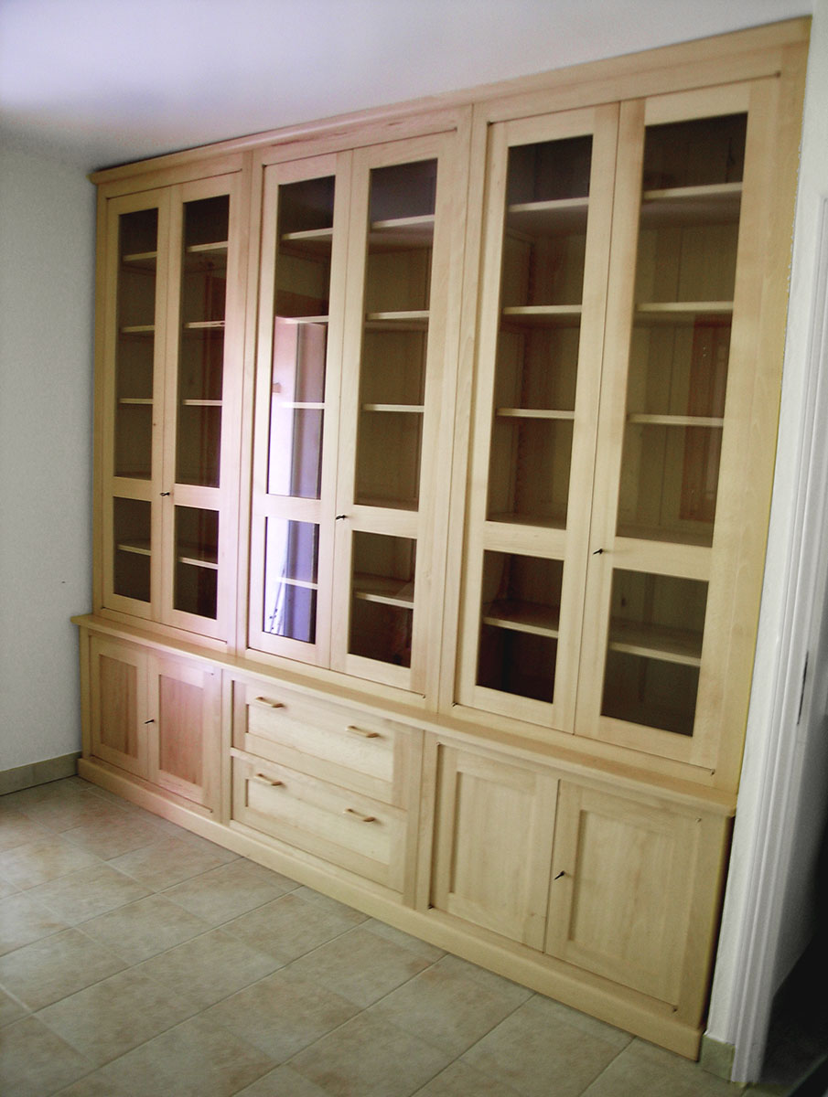 Ensemble — Hêtre verni.
Poignées — Clefs et poignées bois.