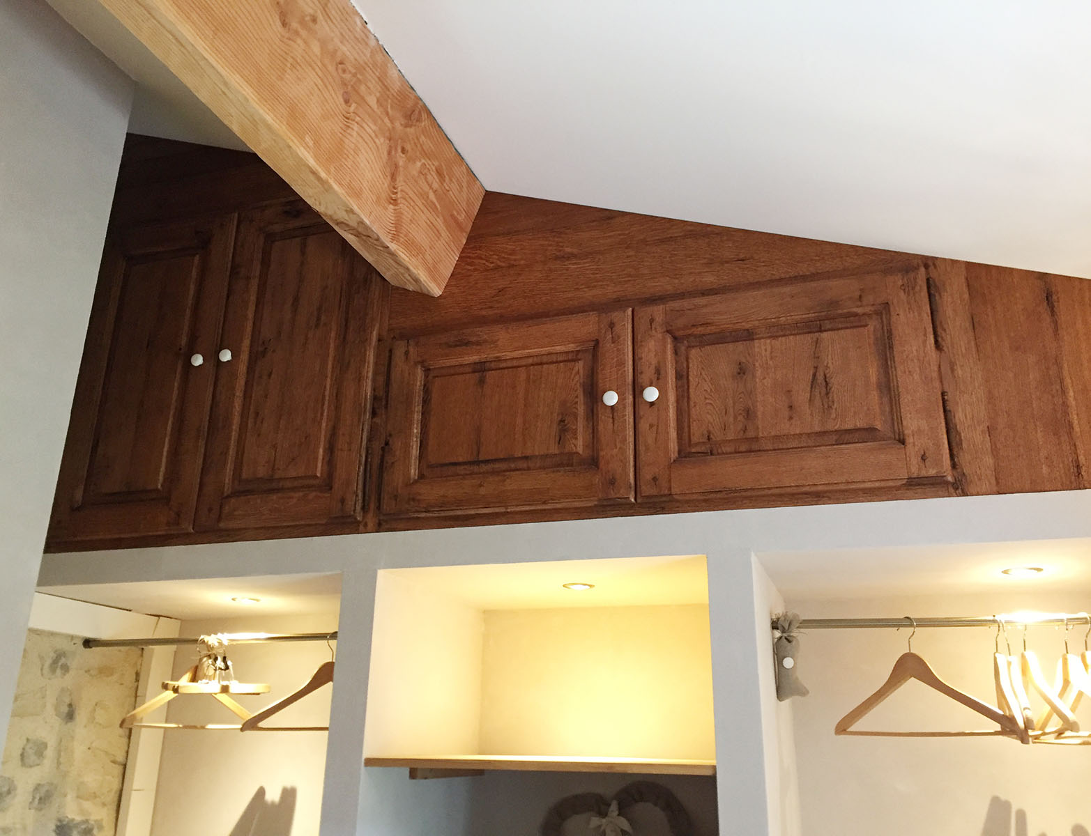 Façades — Chêne patiné rustique.
Poignées — Bouton céramique.