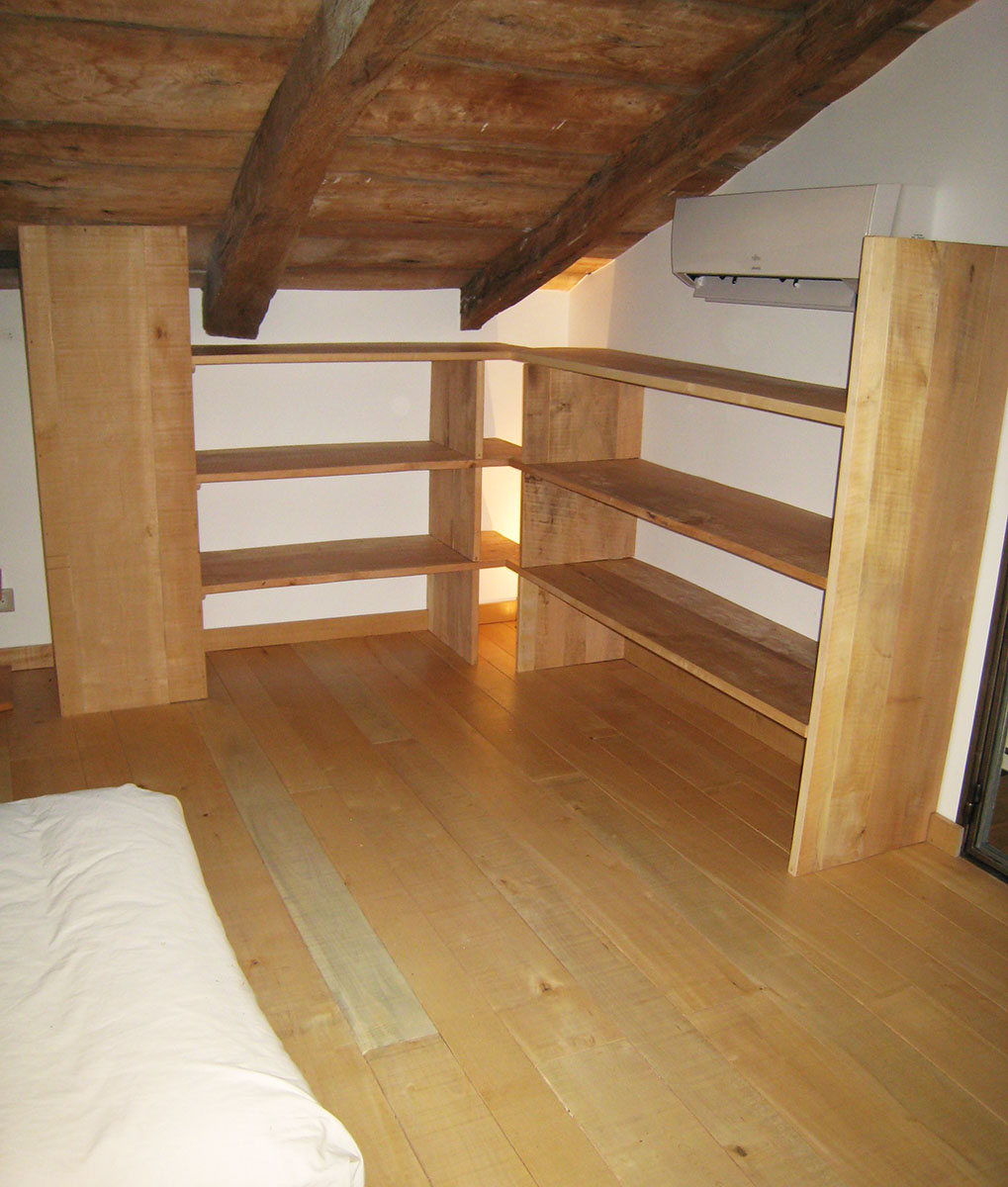 Bibliothèque — Peuplier rustique vernis.
Parquet — Peuplier rustique vernis.