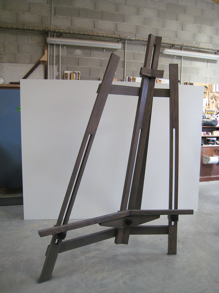 Exposition d'art — 7 chevalets uniques et fonctionnels.
Chevalets — Chêne teinté, cirés.